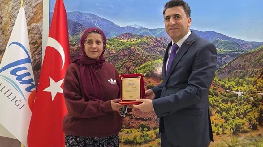 Tunceli'de herkes onu konuşuyor! Hem öğrenci taşıyor hem de çiftçilik yaparak geçimini sağlıyor