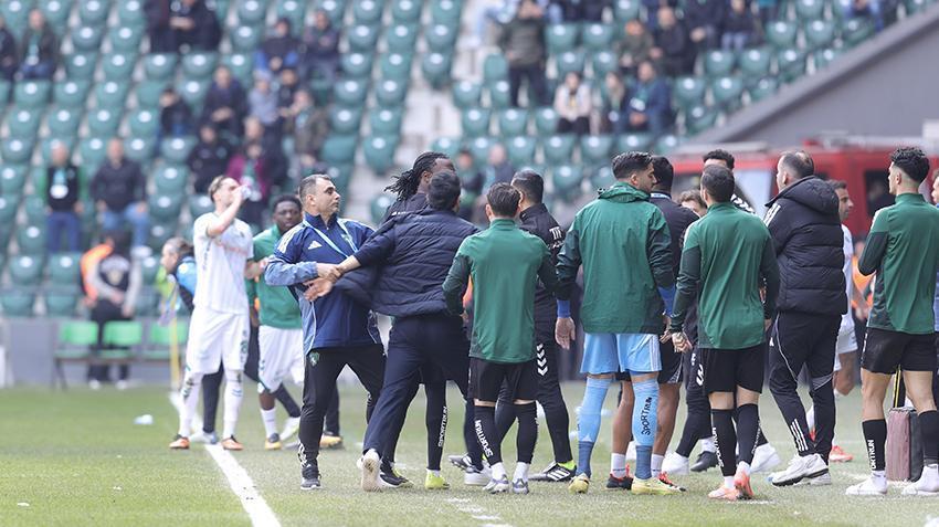 Kocaelispor'da Selçuk İnan maç bitmeden yapınca kriz çıktı: Sahaya çıkmayacağım