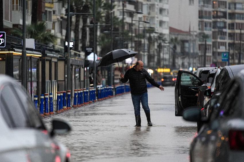 Sağanak yağışlar geri dönüyor! Meteoroloji 19 ili uyardı: Sel, su baskını, buzlanma, don, çığ ve kar erimesine dikkat