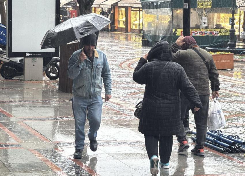 Sağanak yağışlar geri dönüyor! Meteoroloji 19 ili uyardı: Sel, su baskını, buzlanma, don, çığ ve kar erimesine dikkat