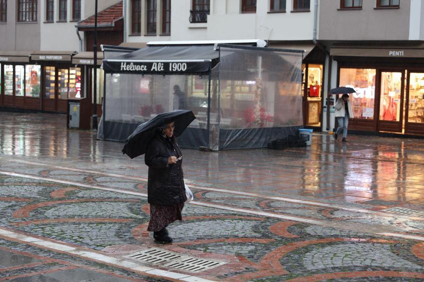 Sağanak yağışlar geri dönüyor! Meteoroloji 19 ili uyardı: Sel, su baskını, buzlanma, don, çığ ve kar erimesine dikkat