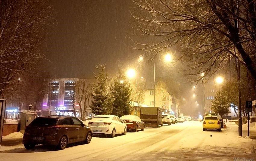 Ardahan’da kar yağışı etkili oldu kent beyaza büründü