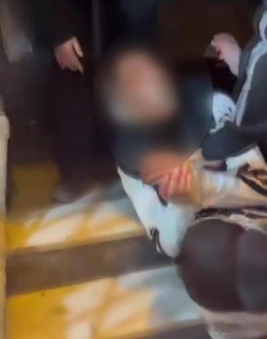 Fatih'te kan donduran akran zorbalığı! Ellerini ayaklarını bağlayıp vurdular: O anlar kamerada