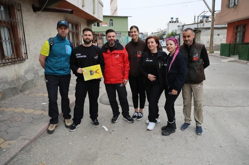 Gurbetçiden Adana’ya bayram hediyesi: 50 bin liralık veresiye defterini tek seferde kapattı!