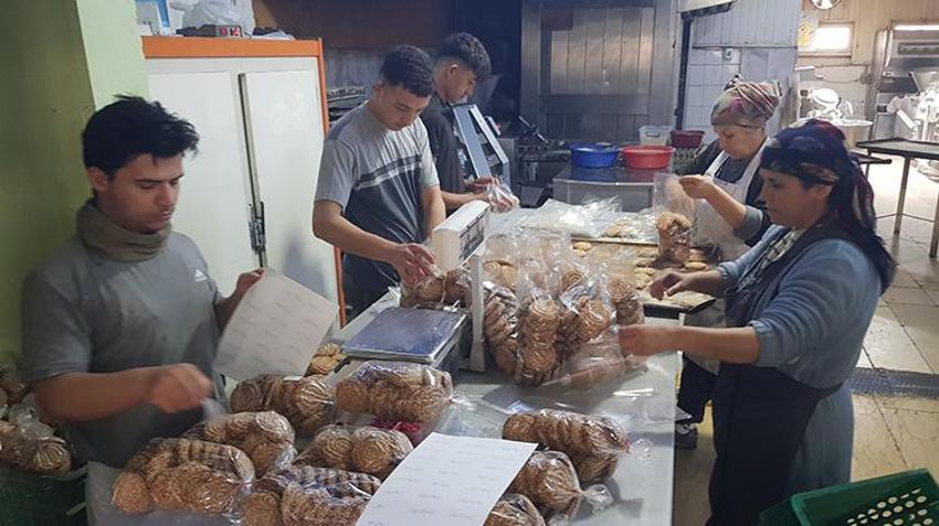 Gaziantep'te imece usulü pişiriliyor, bayram boyunca bayatlamıyor! İslahiye'de kömbe mesaisi başladı