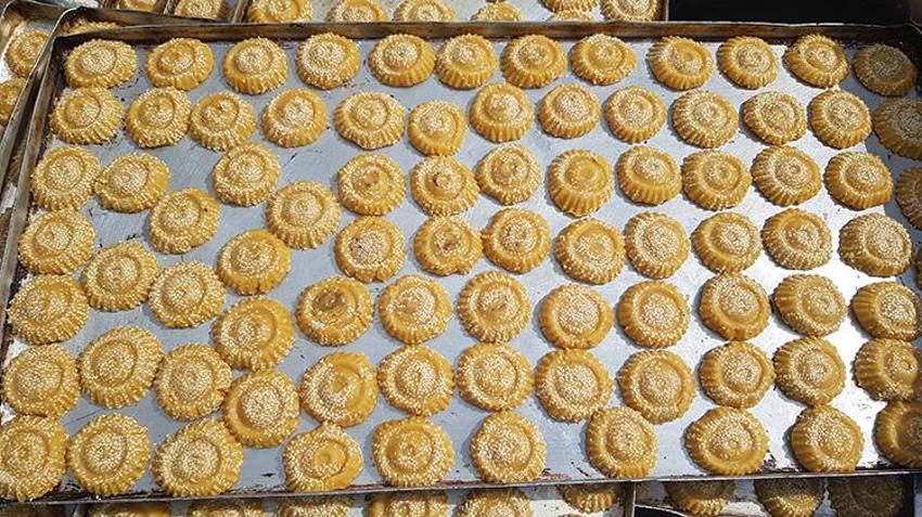 Gaziantep'te imece usulü pişiriliyor, bayram boyunca bayatlamıyor! İslahiye'de kömbe mesaisi başladı