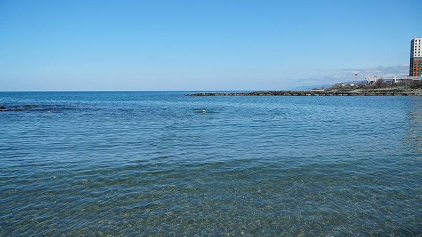 Rizeli 'Buz Adam' spor tutkusuyla görenleri şaşırtıyor! 5 yıldır yaz-kış demeden Karadeniz’in dondurucu sularında yüzüyor!