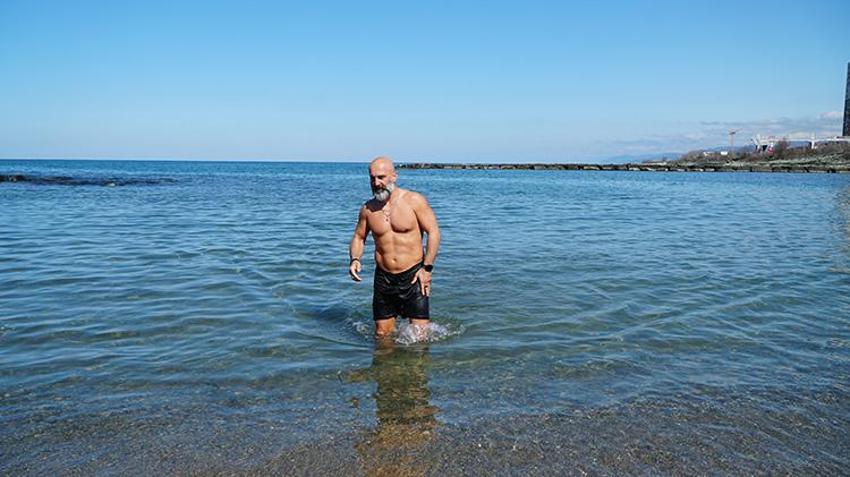 Rizeli 'Buz Adam' spor tutkusuyla görenleri şaşırtıyor! 5 yıldır yaz-kış demeden Karadeniz’in dondurucu sularında yüzüyor!