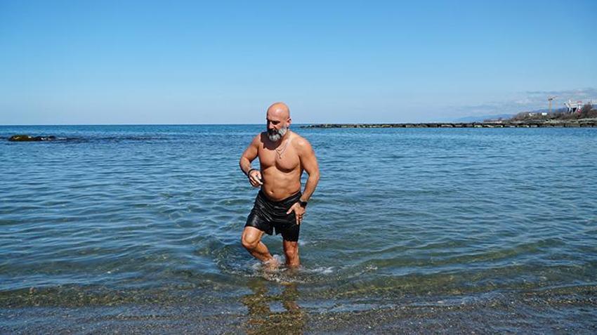 Rizeli 'Buz Adam' spor tutkusuyla görenleri şaşırtıyor! 5 yıldır yaz-kış demeden Karadeniz’in dondurucu sularında yüzüyor!