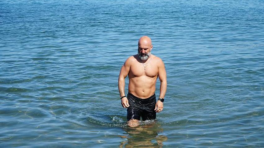 Rizeli 'Buz Adam' spor tutkusuyla görenleri şaşırtıyor! 5 yıldır yaz-kış demeden Karadeniz’in dondurucu sularında yüzüyor!