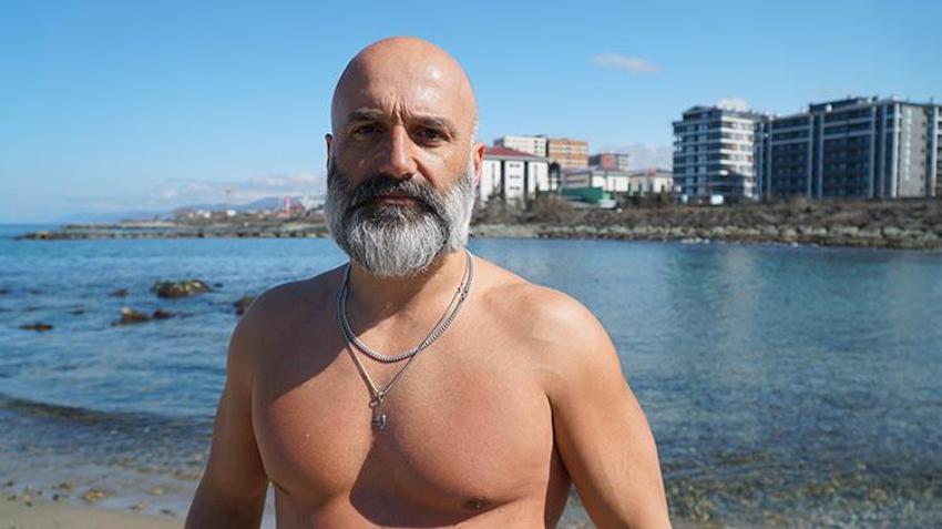 Rizeli 'Buz Adam' spor tutkusuyla görenleri şaşırtıyor! 5 yıldır yaz-kış demeden Karadeniz’in dondurucu sularında yüzüyor!