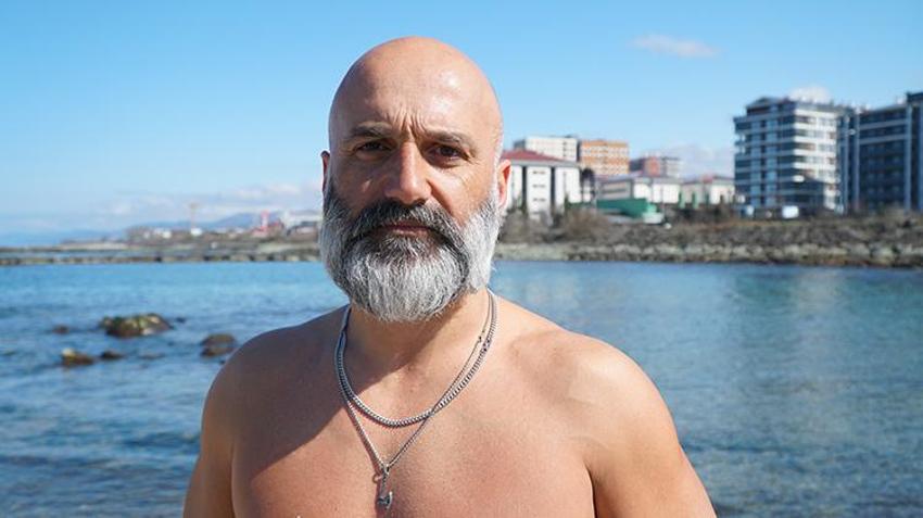 Rizeli 'Buz Adam' spor tutkusuyla görenleri şaşırtıyor! 5 yıldır yaz-kış demeden Karadeniz’in dondurucu sularında yüzüyor!