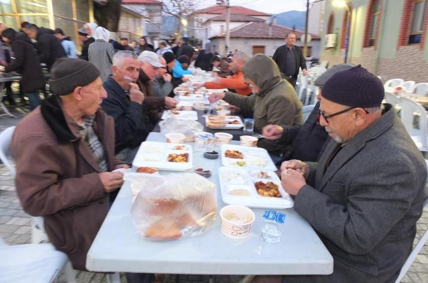 Balıkesir'de gelenek bozulmadı: Yüzlerce kişi toplandı