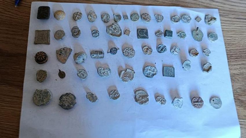 İzmir'de tarihi operasyon! Tam 7 bin 550 parça tarihi eser son anda kurtarıldı: Şoför kabinindeki gizli bölme ele verdi
