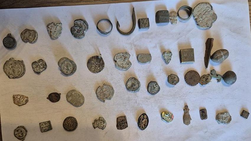 İzmir'de tarihi operasyon! Tam 7 bin 550 parça tarihi eser son anda kurtarıldı: Şoför kabinindeki gizli bölme ele verdi