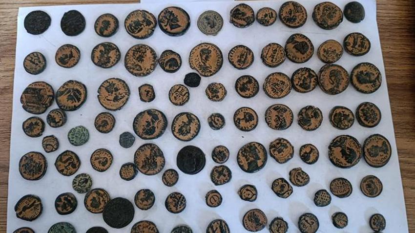 İzmir'de tarihi operasyon! Tam 7 bin 550 parça tarihi eser son anda kurtarıldı: Şoför kabinindeki gizli bölme ele verdi