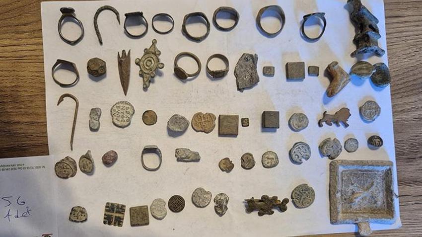İzmir'de tarihi operasyon! Tam 7 bin 550 parça tarihi eser son anda kurtarıldı: Şoför kabinindeki gizli bölme ele verdi