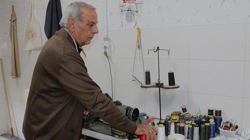 5 yıl önce yerleştiği huzurevini üretim merkezine dönüştürdü! Yarım asırlık mesleğini artık gönüllü yapıyor