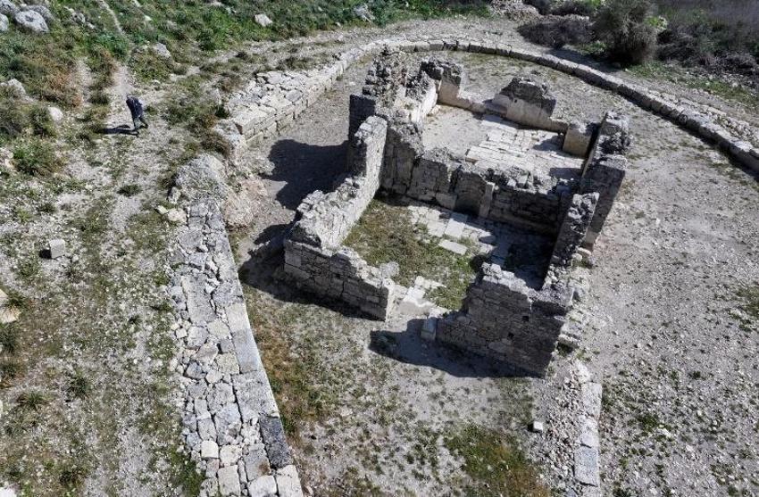 Antalya'da ilginç keşif! Osmanlı'dan kalma köy meydanı bulundu
