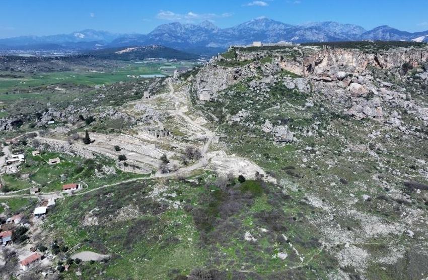 Antalya'da ilginç keşif! Osmanlı'dan kalma köy meydanı bulundu