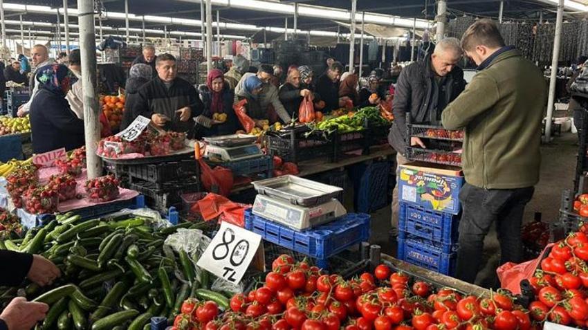 Samsun'da semt pazarları doldu taştı! Bayram öncesi vatandaşlar tezgahlara akın etti