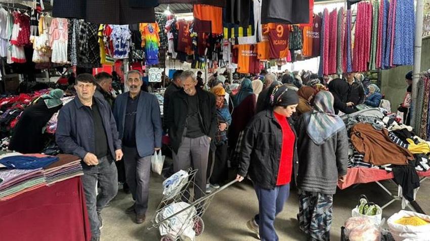 Samsun'da semt pazarları doldu taştı! Bayram öncesi vatandaşlar tezgahlara akın etti