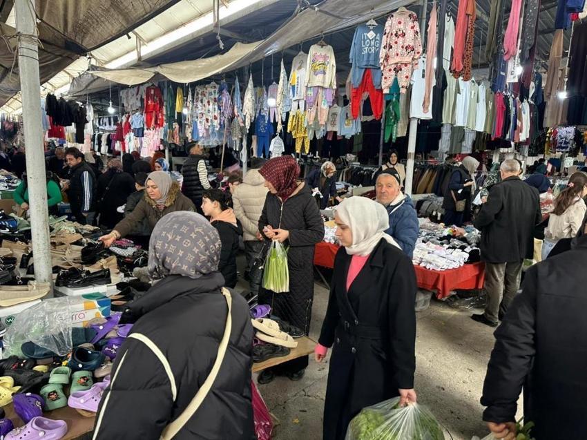 Samsun'da semt pazarları doldu taştı! Bayram öncesi vatandaşlar tezgahlara akın etti
