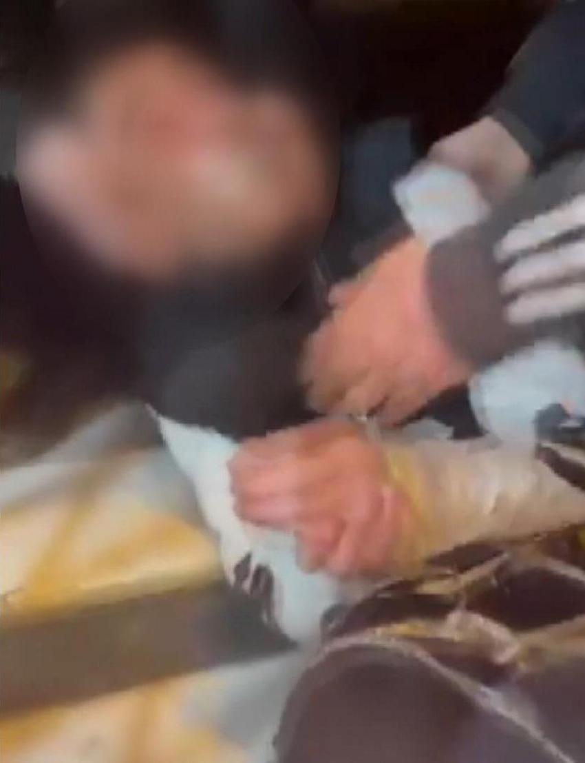 Fatih'te dehşet planlı çıktı! Zorbalar koli bandını 'doğum günü kutlayacağız' diyerek marketten almışlar