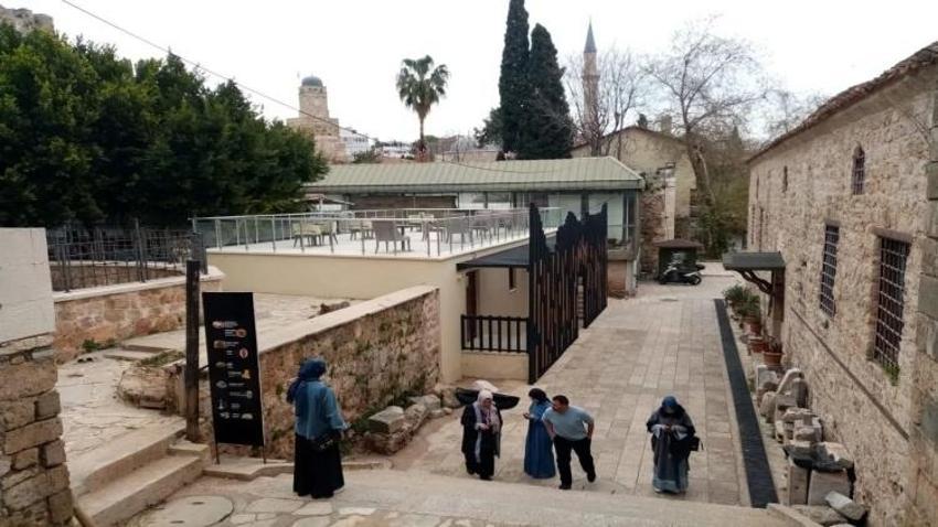 Antalya'nın göbeğinde tarihi ayıp! Görüntüye tepki yağdı