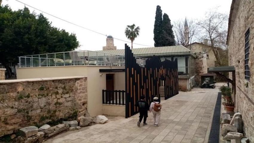 Antalya'nın göbeğinde tarihi ayıp! Görüntüye tepki yağdı