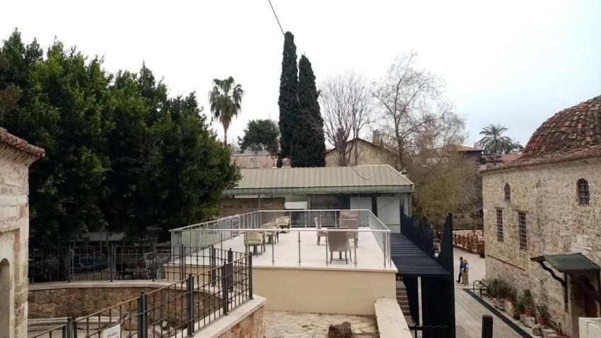 Antalya'nın göbeğinde tarihi ayıp! Görüntüye tepki yağdı
