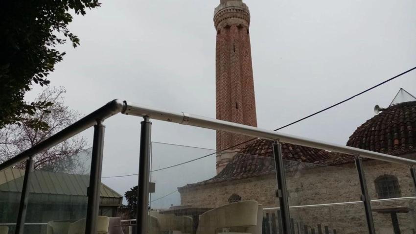 Antalya'nın göbeğinde tarihi ayıp! Görüntüye tepki yağdı