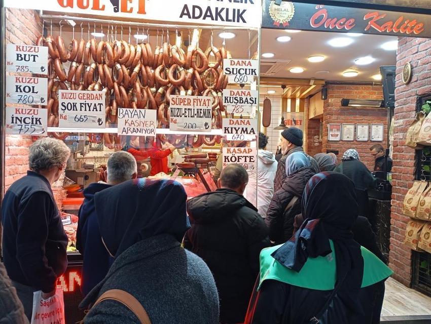 Bursa'da bayram öncesi kasaplar doldu taştı! Uzun kuyruklar oluştu