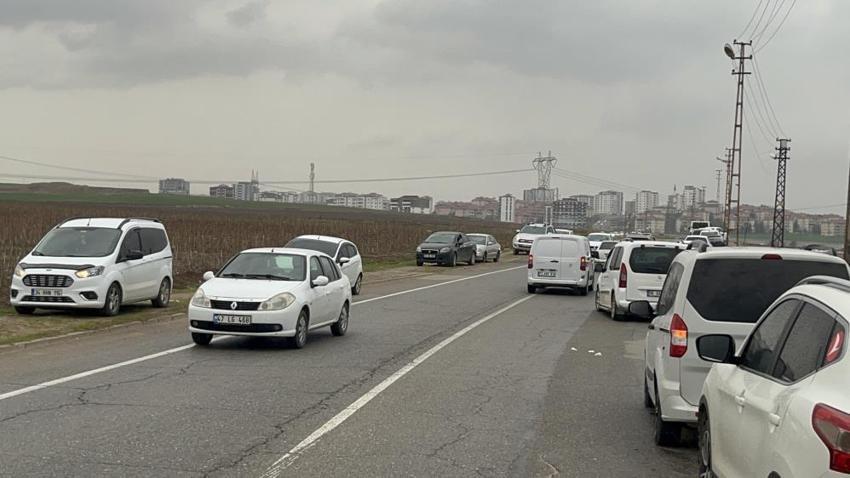 Duyan tarlaya akın etti! Batmanlı çiftçi çareyi bedava dağıtmakta buldu