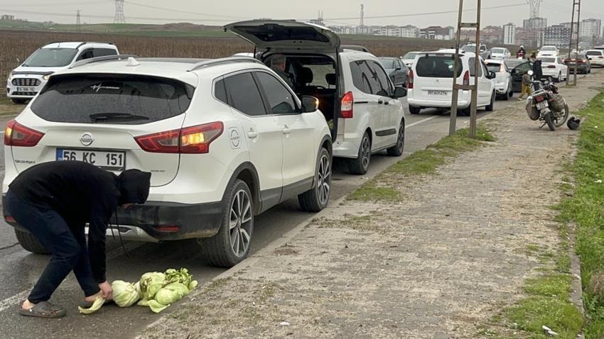 Duyan tarlaya akın etti! Batmanlı çiftçi çareyi bedava dağıtmakta buldu