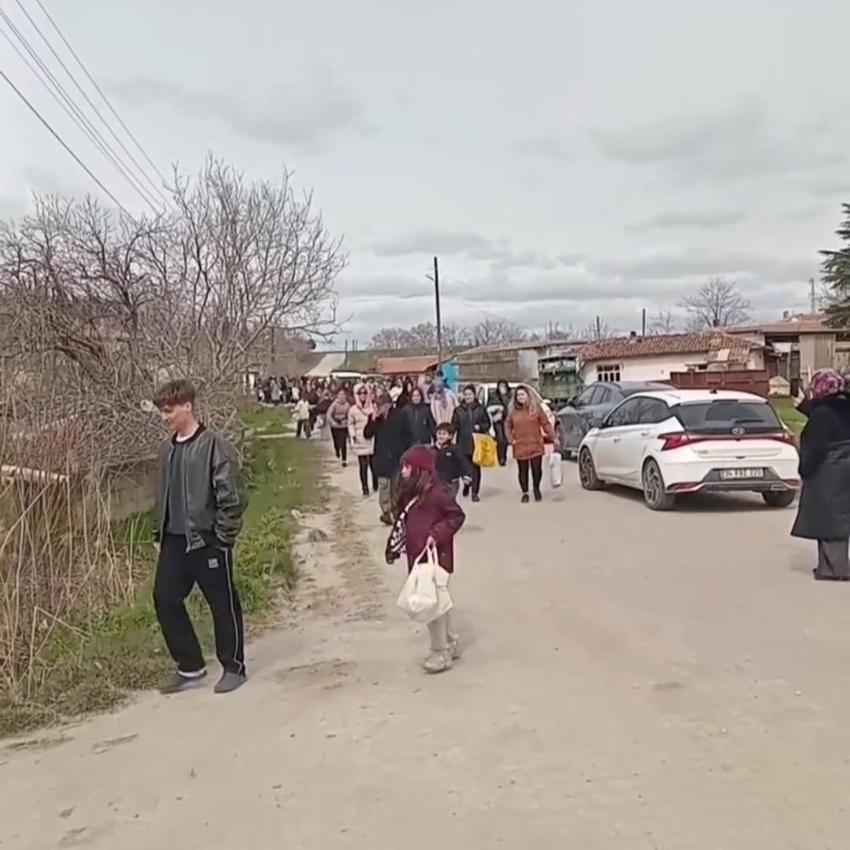 Edirne'de asırlardır süren gelenek yaşatıldı! Çocuklar torbalarını doldurmak için birbirleriyle yarıştı