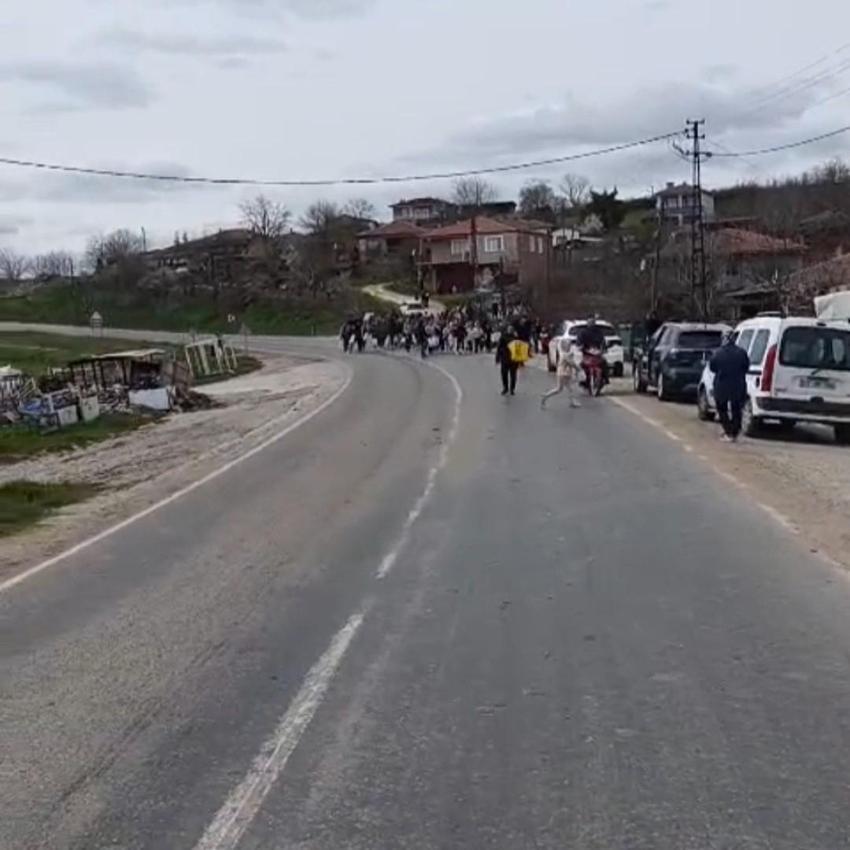 Edirne'de asırlardır süren gelenek yaşatıldı! Çocuklar torbalarını doldurmak için birbirleriyle yarıştı