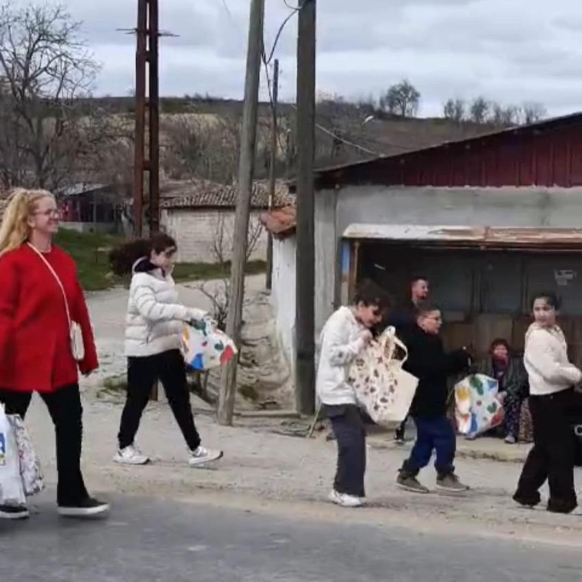 Edirne'de asırlardır süren gelenek yaşatıldı! Çocuklar torbalarını doldurmak için birbirleriyle yarıştı