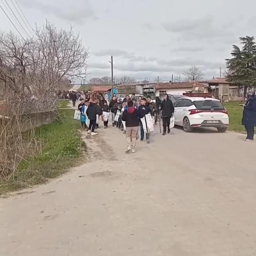 Edirne'de asırlardır süren gelenek yaşatıldı! Çocuklar torbalarını doldurmak için birbirleriyle yarıştı