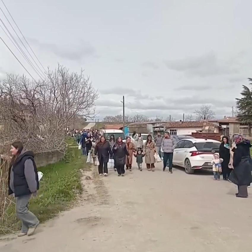 Edirne'de asırlardır süren gelenek yaşatıldı! Çocuklar torbalarını doldurmak için birbirleriyle yarıştı