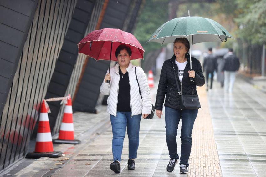 Sıcaklıklar aniden düşüyor sağanak yağışlar geri geliyor! Meteoroloji, valilik ve AKOM'dan uyarılar art arda geldi