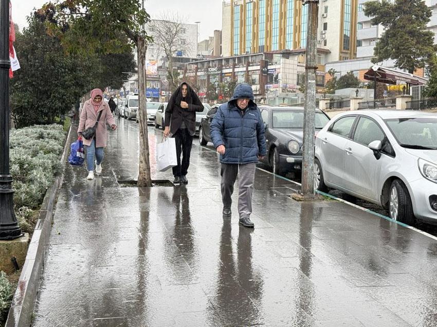 Sıcaklıklar aniden düşüyor sağanak yağışlar geri geliyor! Meteoroloji, valilik ve AKOM'dan uyarılar art arda geldi