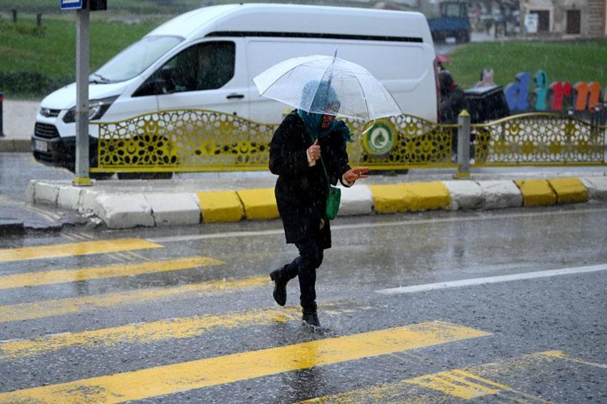 Sıcaklıklar aniden düşüyor sağanak yağışlar geri geliyor! Meteoroloji, valilik ve AKOM'dan uyarılar art arda geldi