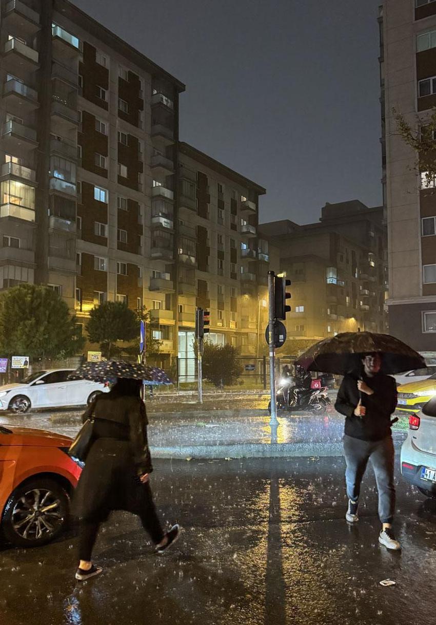 Sıcaklıklar aniden düşüyor sağanak yağışlar geri geliyor! Meteoroloji, valilik ve AKOM'dan uyarılar art arda geldi