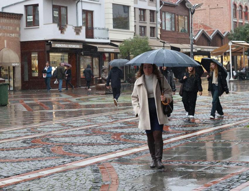 Sıcaklıklar aniden düşüyor sağanak yağışlar geri geliyor! Meteoroloji, valilik ve AKOM'dan uyarılar art arda geldi