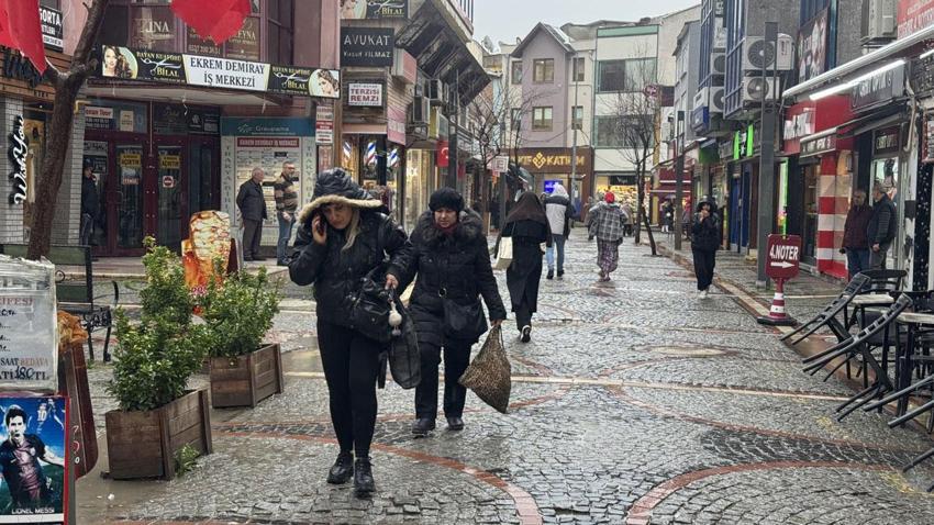 Sıcaklıklar aniden düşüyor sağanak yağışlar geri geliyor! Meteoroloji, valilik ve AKOM'dan uyarılar art arda geldi