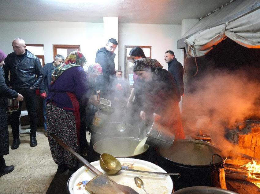 8 asırdır arife günleri ve Regaip kandillerinde gerçekleştirilen 'tekke çorbası' geleneği bu yıl da yaşatıldı