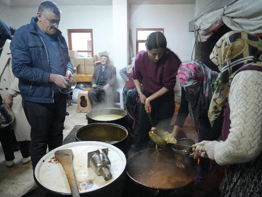 8 asırdır arife günleri ve Regaip kandillerinde gerçekleştirilen 'tekke çorbası' geleneği bu yıl da yaşatıldı