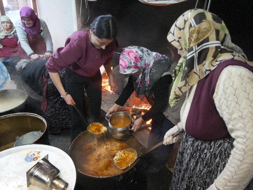 8 asırdır arife günleri ve Regaip kandillerinde gerçekleştirilen 'tekke çorbası' geleneği bu yıl da yaşatıldı