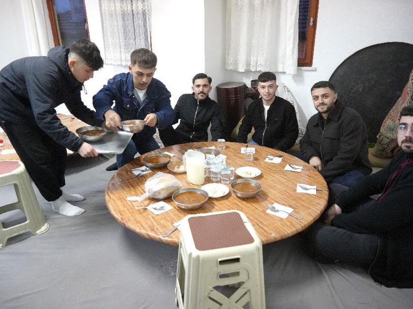 8 asırdır arife günleri ve Regaip kandillerinde gerçekleştirilen 'tekke çorbası' geleneği bu yıl da yaşatıldı
